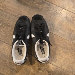 Nike Women's Black and White Sneakers